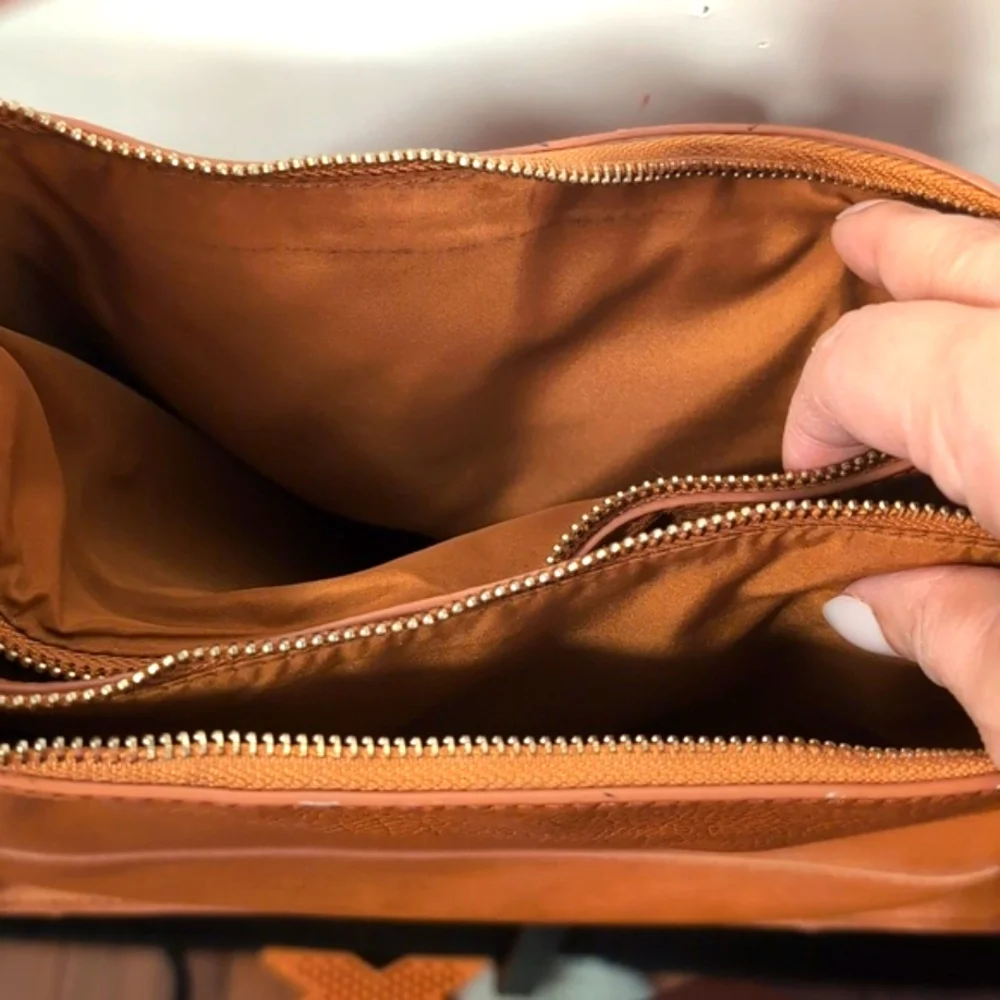 Express Elegant Tan Leather Shoulder Bag